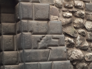 町の中に今も残るインカ帝国時代の石組み中央の石はかなり複雑